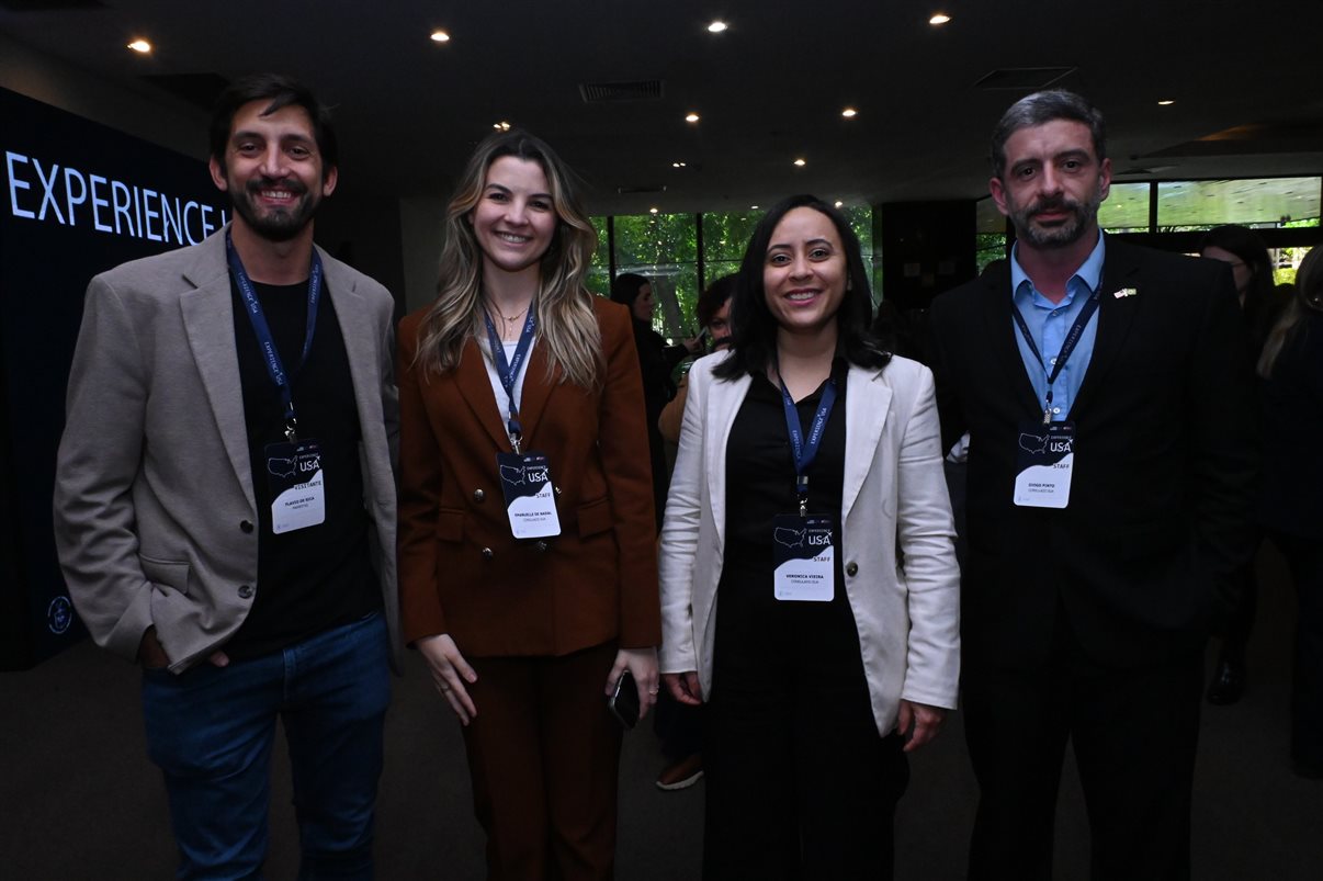 Michael Marangel, Nicole Desilvis e Nathan Traurig, do Consulado dos EUA
