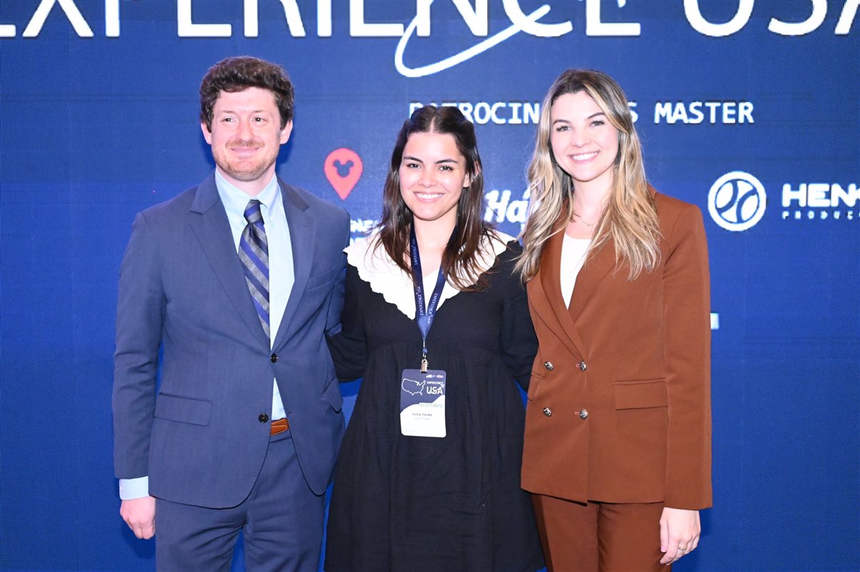 Michael Marangel, Nicole Desilvis e Nathan Traurig, do Consulado dos EUA