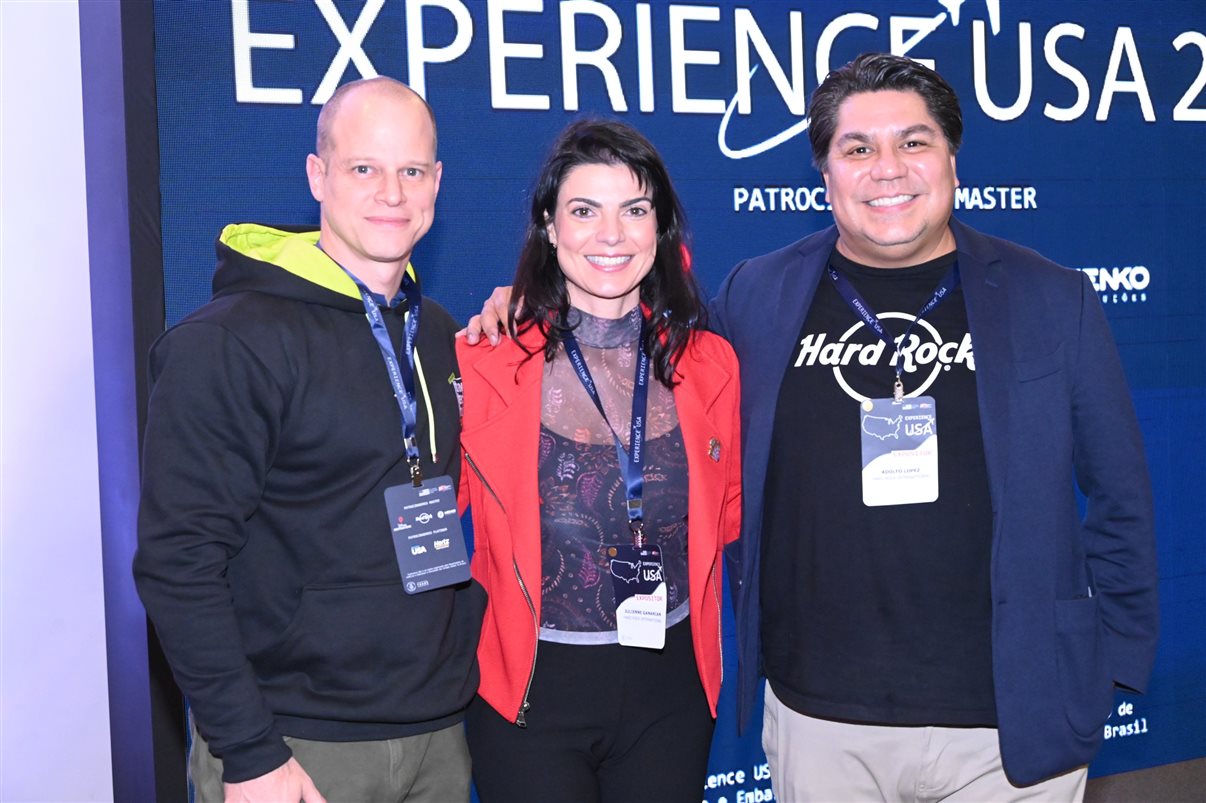 Michael Marangel, Nicole Desilvis e Nathan Traurig, do Consulado dos EUA