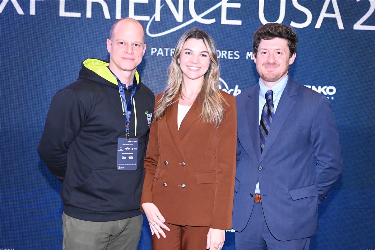 Michael Marangel, Nicole Desilvis e Nathan Traurig, do Consulado dos EUA
