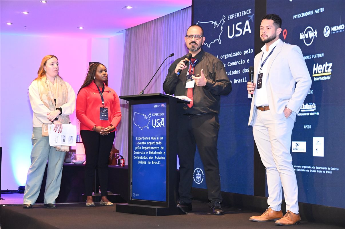 Michael Marangel, Nicole Desilvis e Nathan Traurig, do Consulado dos EUA