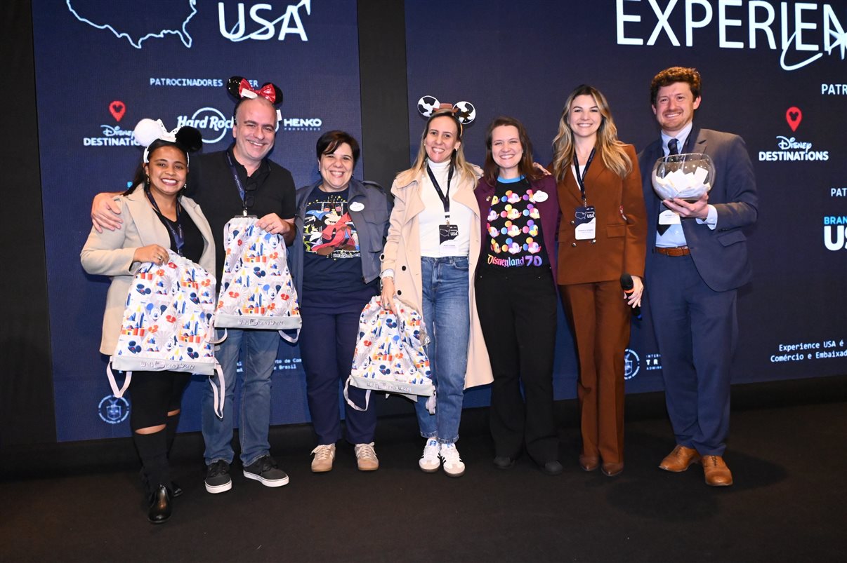 Michael Marangel, Nicole Desilvis e Nathan Traurig, do Consulado dos EUA
