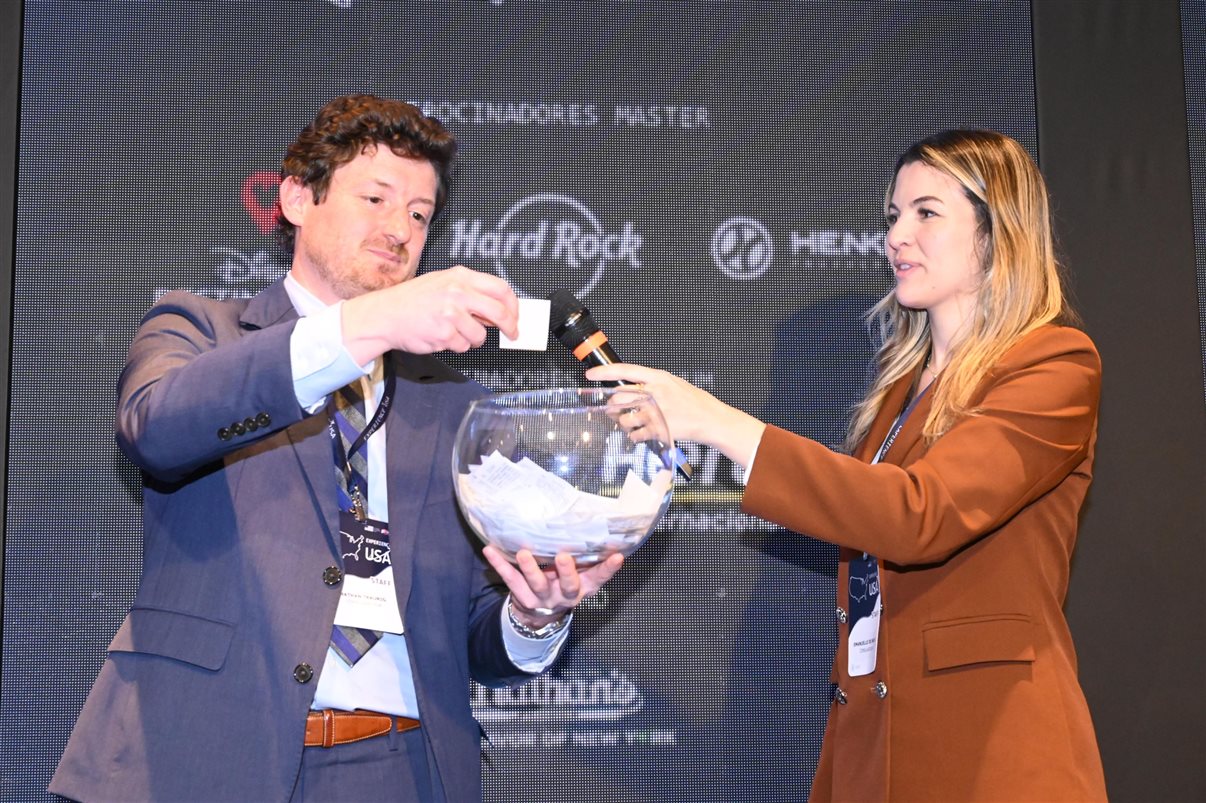 Michael Marangel, Nicole Desilvis e Nathan Traurig, do Consulado dos EUA