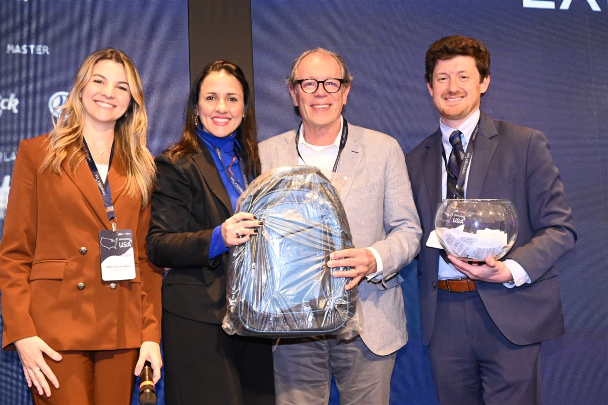Michael Marangel, Nicole Desilvis e Nathan Traurig, do Consulado dos EUA