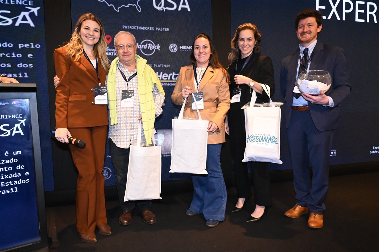 Michael Marangel, Nicole Desilvis e Nathan Traurig, do Consulado dos EUA