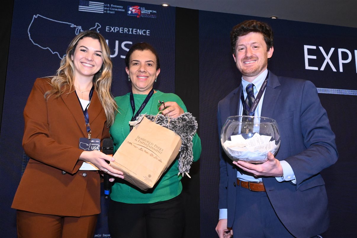Michael Marangel, Nicole Desilvis e Nathan Traurig, do Consulado dos EUA