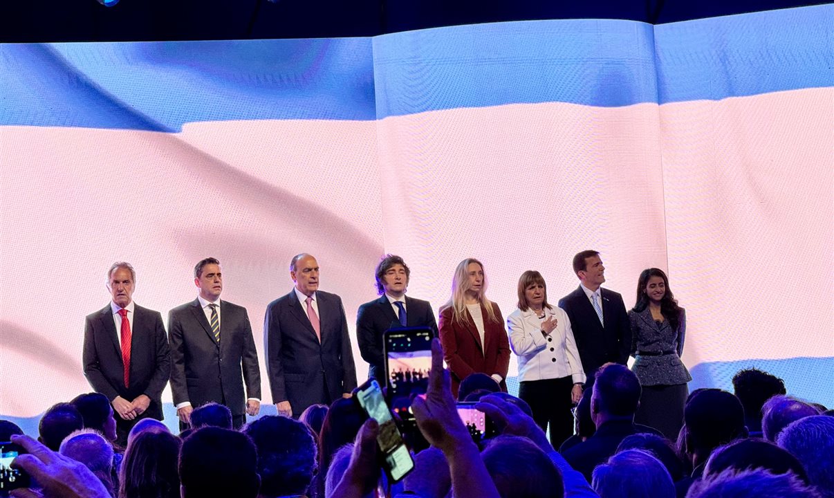 Javier Milei, Shaikha Al Nowais, secretária-geral eleita da ONU Turismo, e demais autoridades na abertura da FIT 2025