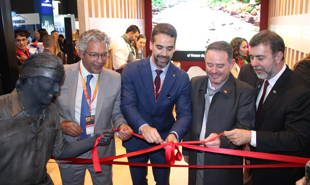 Corte da fita que inaugurou a nova campanha gaúcha com participação do governador Eduardo Leite, do secretário de Turismo Ronaldo Santini e do presidente da Embratur, Marcelo Freixo