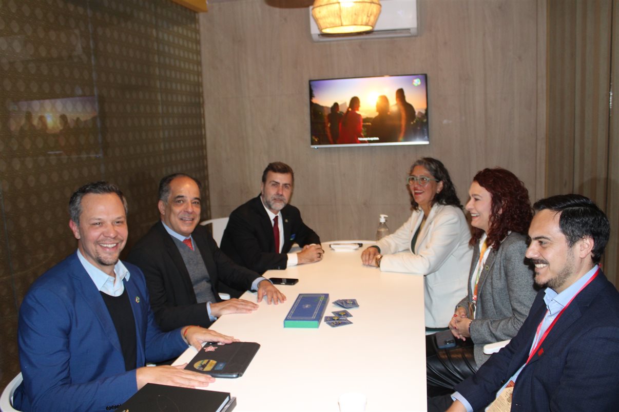 Luciana Guimarães, da B2LIVE, Gustavo Tutuca, secretário de Turismo do Rio, Fernanda Galli, da Embaixada do Brasil em Buenos Aires, Victor Bauab, da B2LIVE, e Francimeire Coelho, da Embaixada do Brasil em Buenos Aires