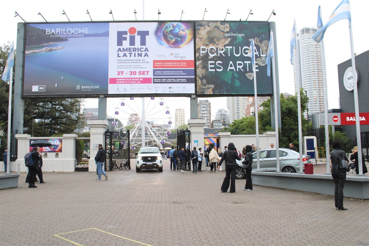 Luciana Guimarães, da B2LIVE, Gustavo Tutuca, secretário de Turismo do Rio, Fernanda Galli, da Embaixada do Brasil em Buenos Aires, Victor Bauab, da B2LIVE, e Francimeire Coelho, da Embaixada do Brasil em Buenos Aires