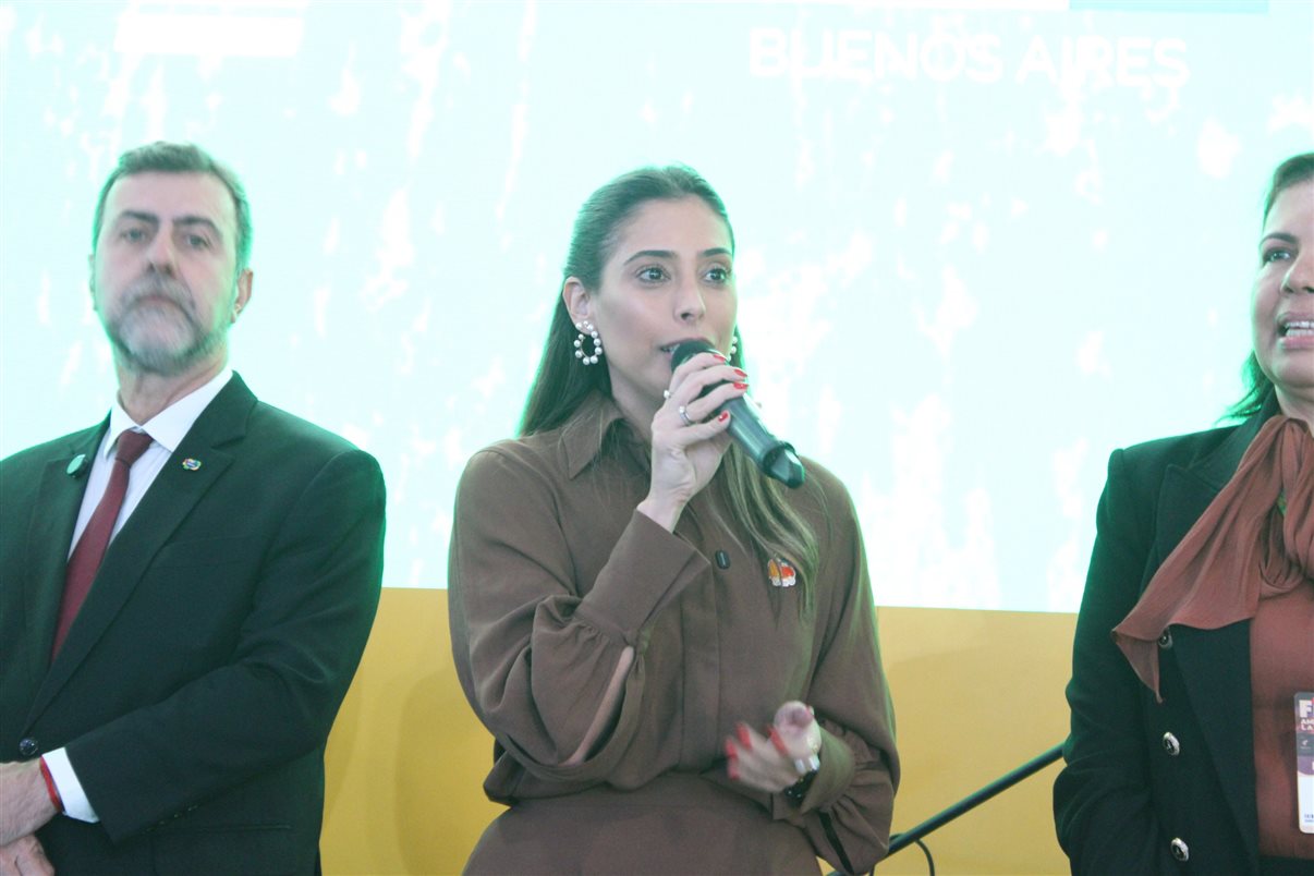 Luciana Guimarães, da B2LIVE, Gustavo Tutuca, secretário de Turismo do Rio, Fernanda Galli, da Embaixada do Brasil em Buenos Aires, Victor Bauab, da B2LIVE, e Francimeire Coelho, da Embaixada do Brasil em Buenos Aires