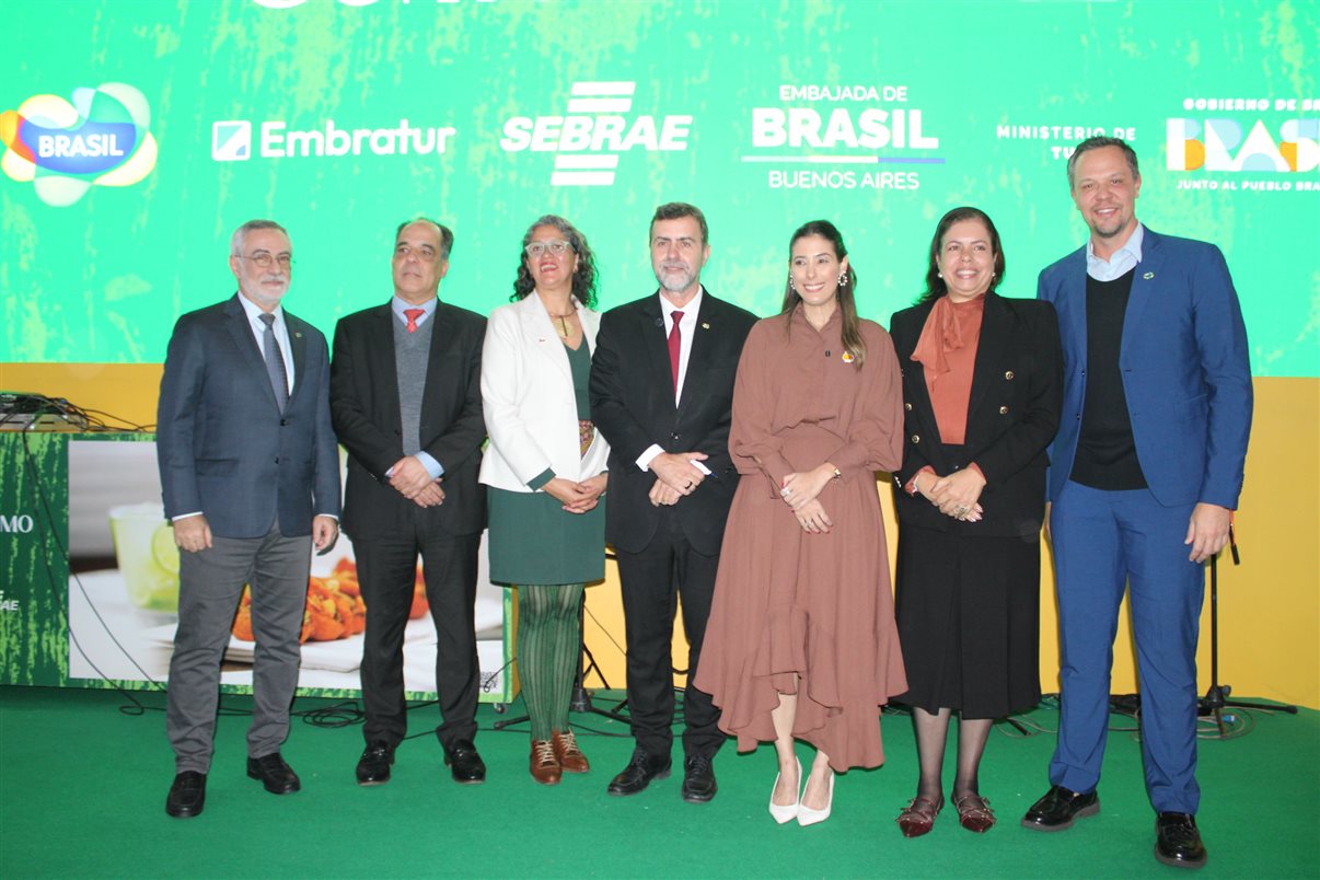 Luciana Guimarães, da B2LIVE, Gustavo Tutuca, secretário de Turismo do Rio, Fernanda Galli, da Embaixada do Brasil em Buenos Aires, Victor Bauab, da B2LIVE, e Francimeire Coelho, da Embaixada do Brasil em Buenos Aires