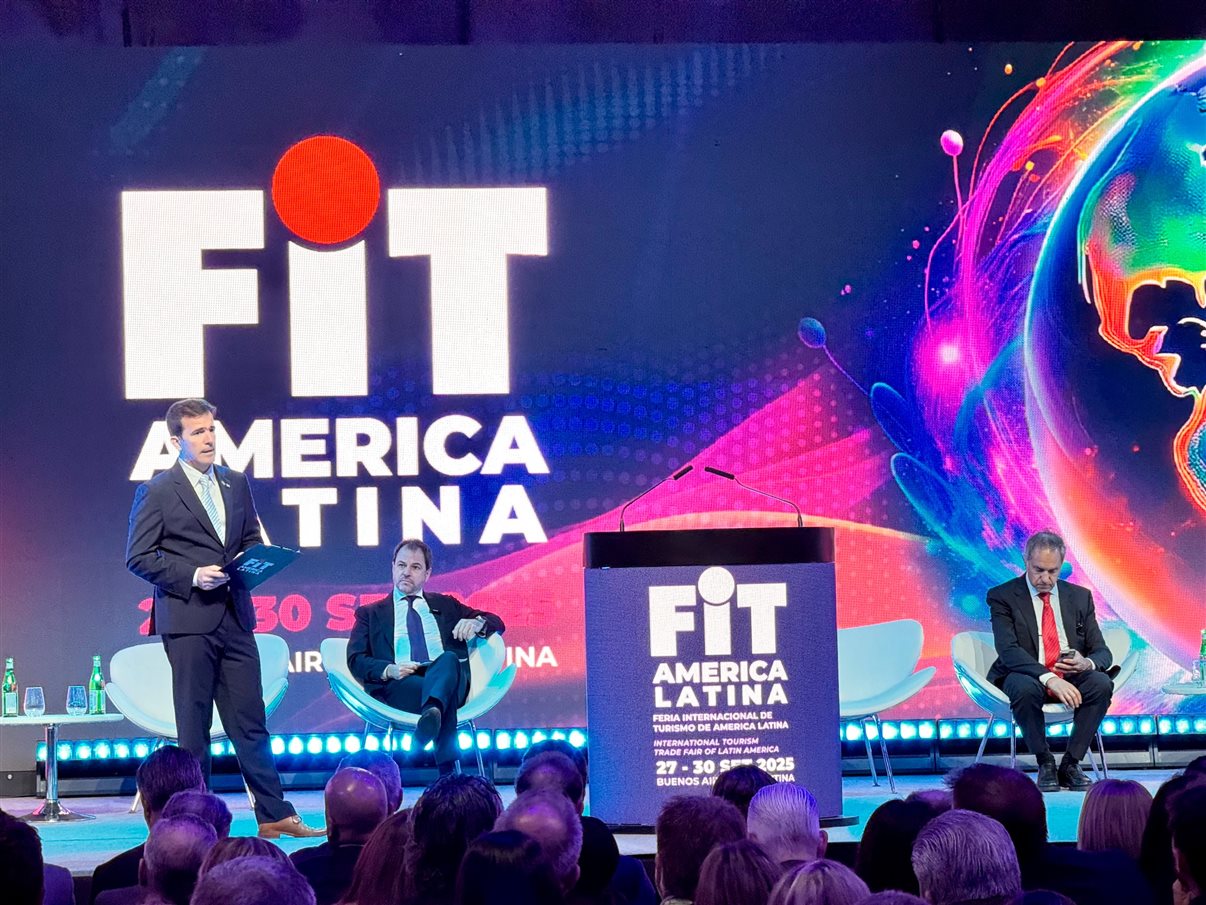 Luciana Guimarães, da B2LIVE, Gustavo Tutuca, secretário de Turismo do Rio, Fernanda Galli, da Embaixada do Brasil em Buenos Aires, Victor Bauab, da B2LIVE, e Francimeire Coelho, da Embaixada do Brasil em Buenos Aires
