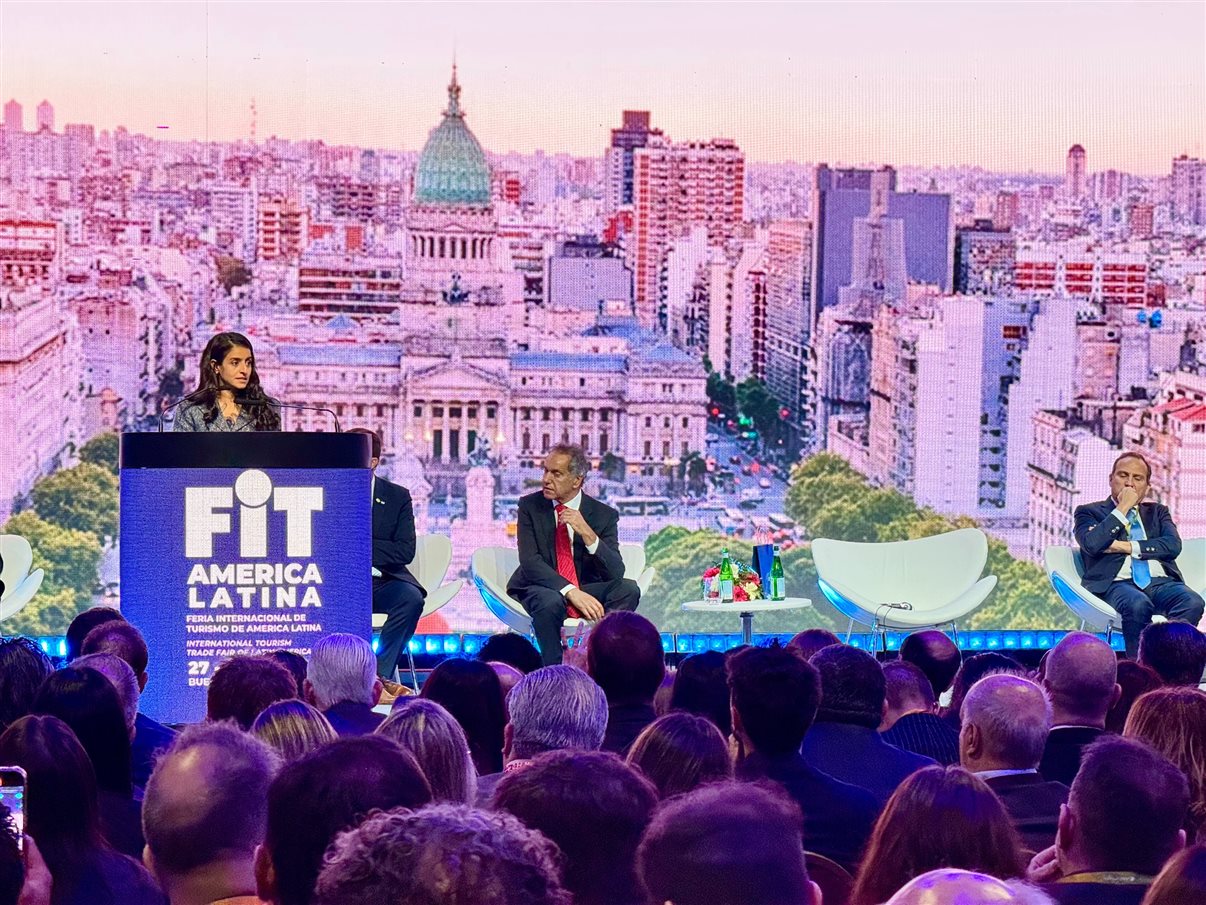Luciana Guimarães, da B2LIVE, Gustavo Tutuca, secretário de Turismo do Rio, Fernanda Galli, da Embaixada do Brasil em Buenos Aires, Victor Bauab, da B2LIVE, e Francimeire Coelho, da Embaixada do Brasil em Buenos Aires