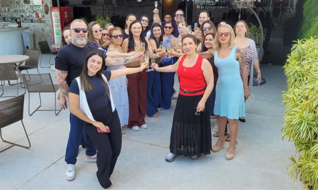Grupo faz brinde no terraço do Hotel Oásis Atlântico, em Fortaleza