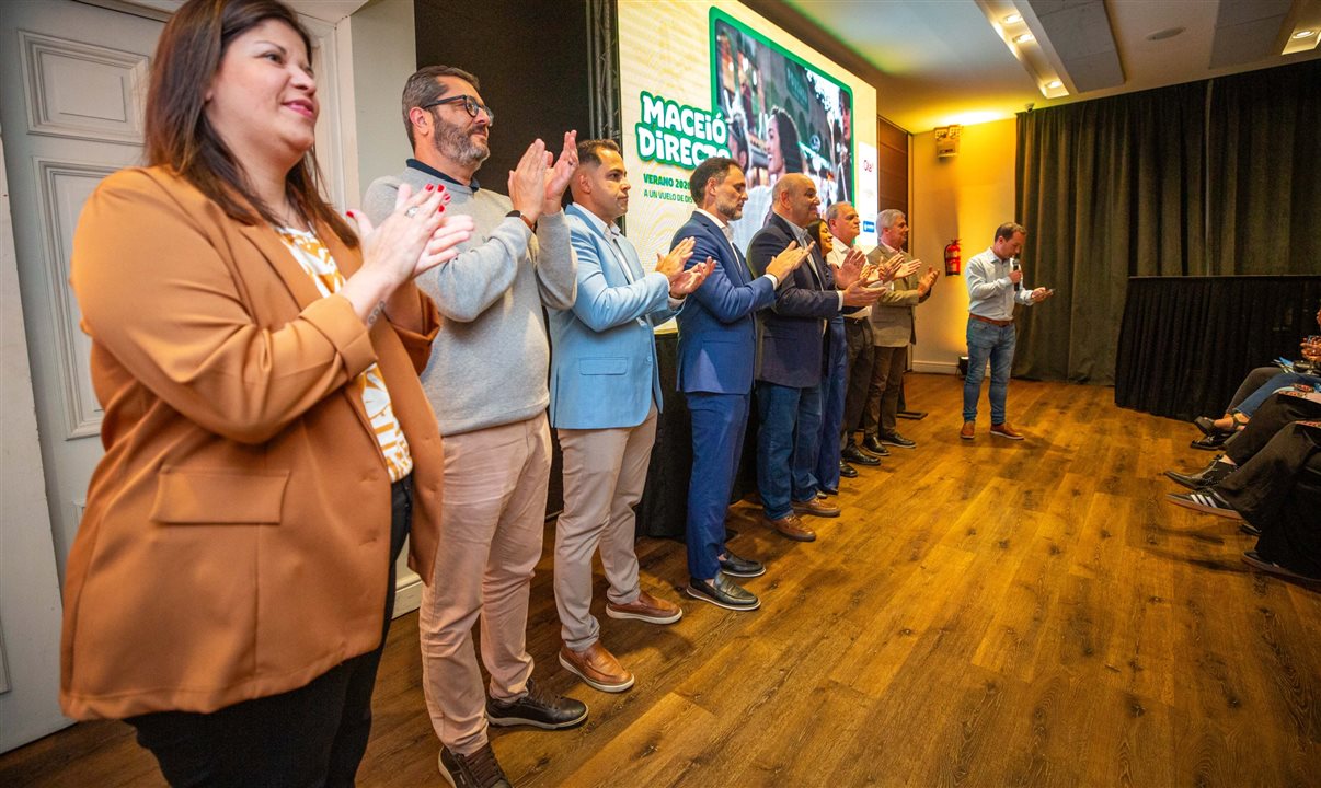 Autoridades no anúncio do novo voo