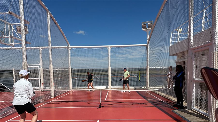 Quadra do divertido jogo Pickleball a bordo do Explora I