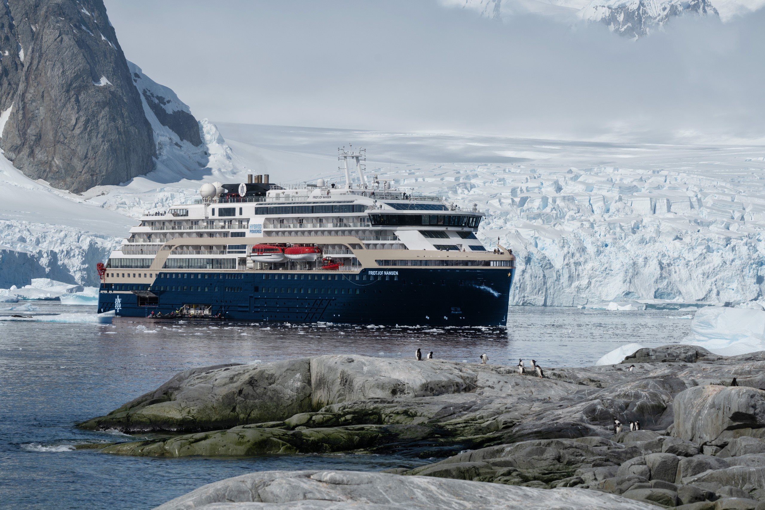 Roteiros incluem a travessia do lendário Drake Passage e explorações pela Península Antártica
