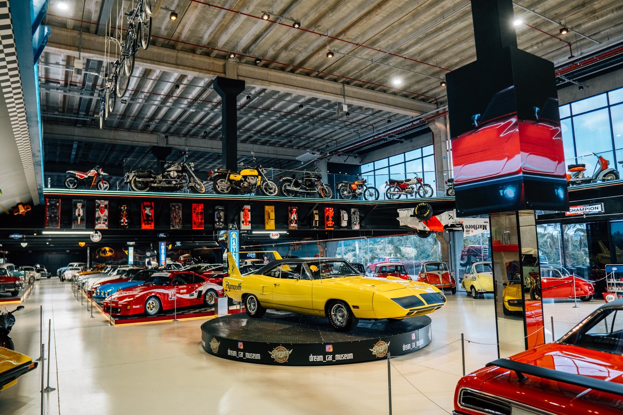 Dream Car impressiona pela curadoria e ambientação estilo Las Vegas