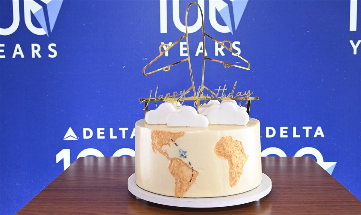 Teve bolo! Parabéns, Delta Air Lines! 