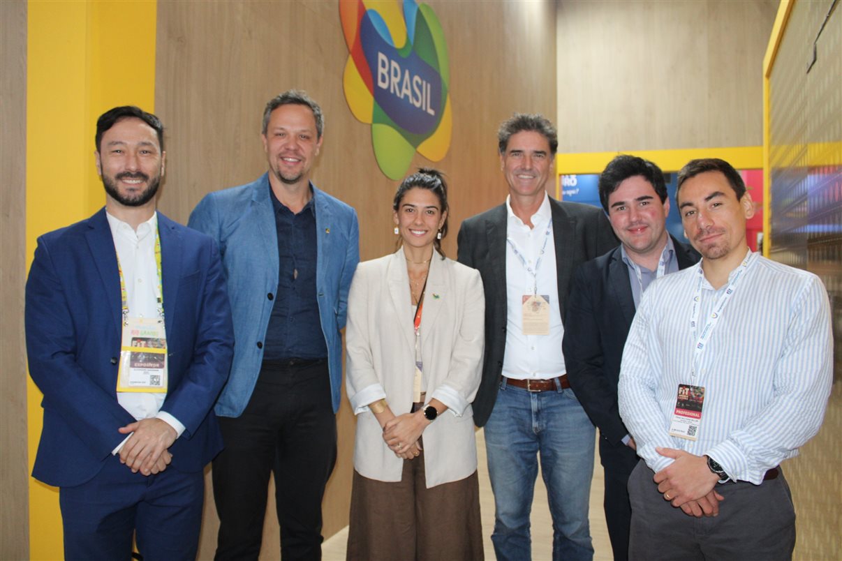 Alexandre Nakagawa, Bruno Reis e Vivian Toledano, da Embratur, com Laurens Oever, Renan Pretto e Franz Muller, da Amadeus