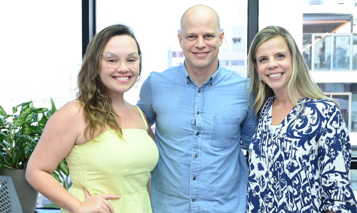 José Guilherme Alcorta, CEO da PANROTAS, entre Karina Lima e Isabela Felliti, da Care-a-Brunch