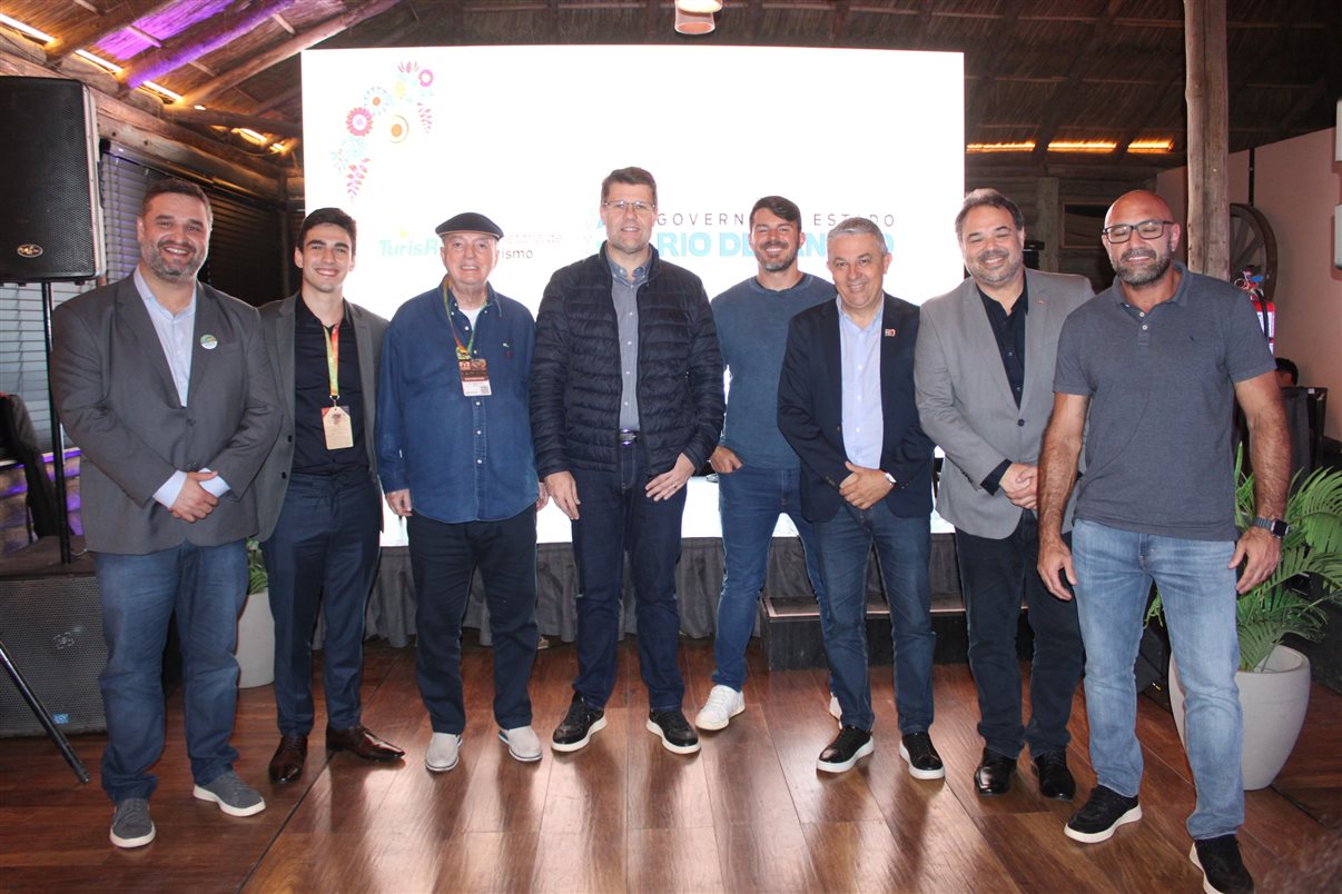 William Chaves, do Niterói CVB, Rodrigo Castro, da Promotional, Nilo Sergio Felix e Gustavo Tutuca, subsecretário e secretário de Turismo do RJ, Babton Biondi, prefeito de Rio Claro, Wanderson Farias, da Setur-RJ, Guilherme Abreu, da FC&VBRJ, e Nilo Junior, da Setur-RJ