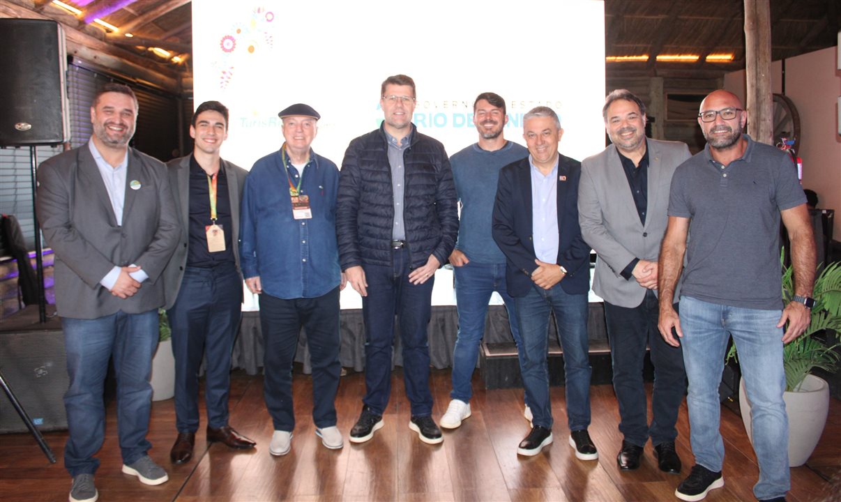 William Chaves, do Niterói CVB, Rodrigo Castro, da Promotional, Nilo Sergio Felix e Gustavo Tutuca, subsecretário e secretário de Turismo do RJ, Babton Biondi, prefeito de Rio Claro, Wanderson Farias, da Setur-RJ, Guilherme Abreu, da FC&VBRJ, e Nilo Junior, da Setur-RJ