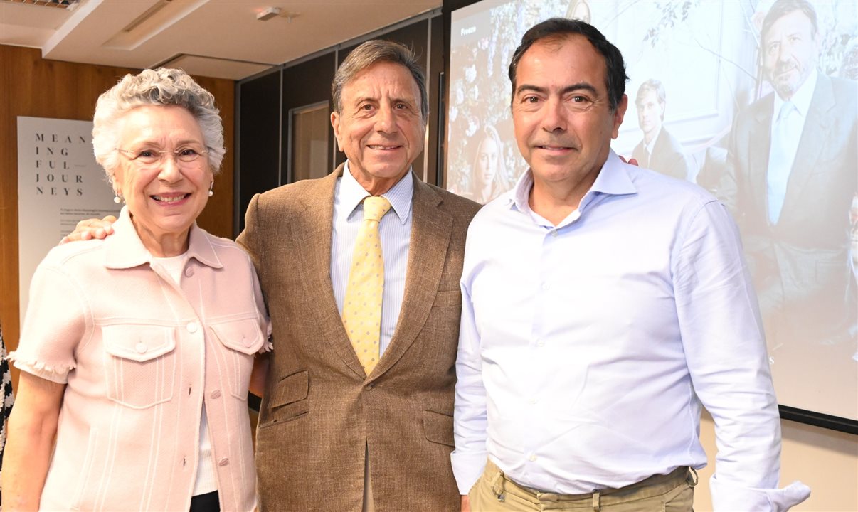 Sir Rocco Forte, da Rocco Forte Hotels, entre Teresa Perez e Tomas Perez, do TP Group