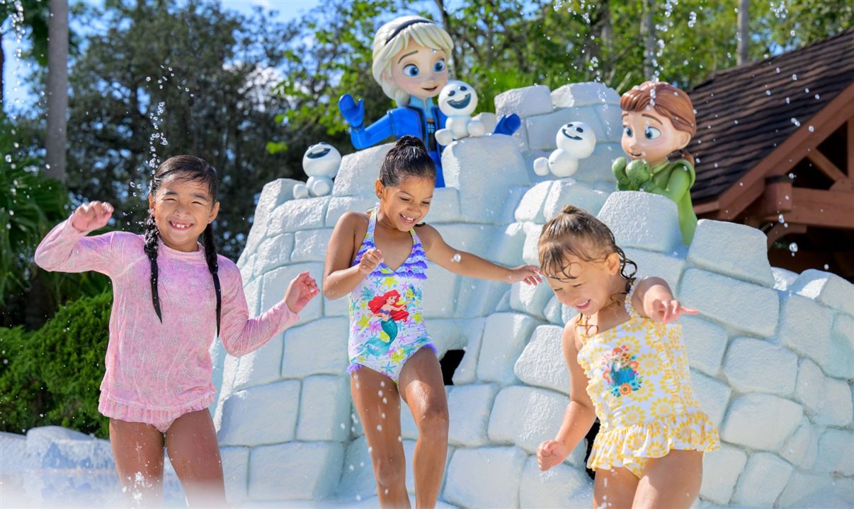 Visitantes que ficam em um hotel Resort da Disney durante o verão podem desfrutar de entrada gratuita em um parque aquático da Disney no dia em que fazem o check-in