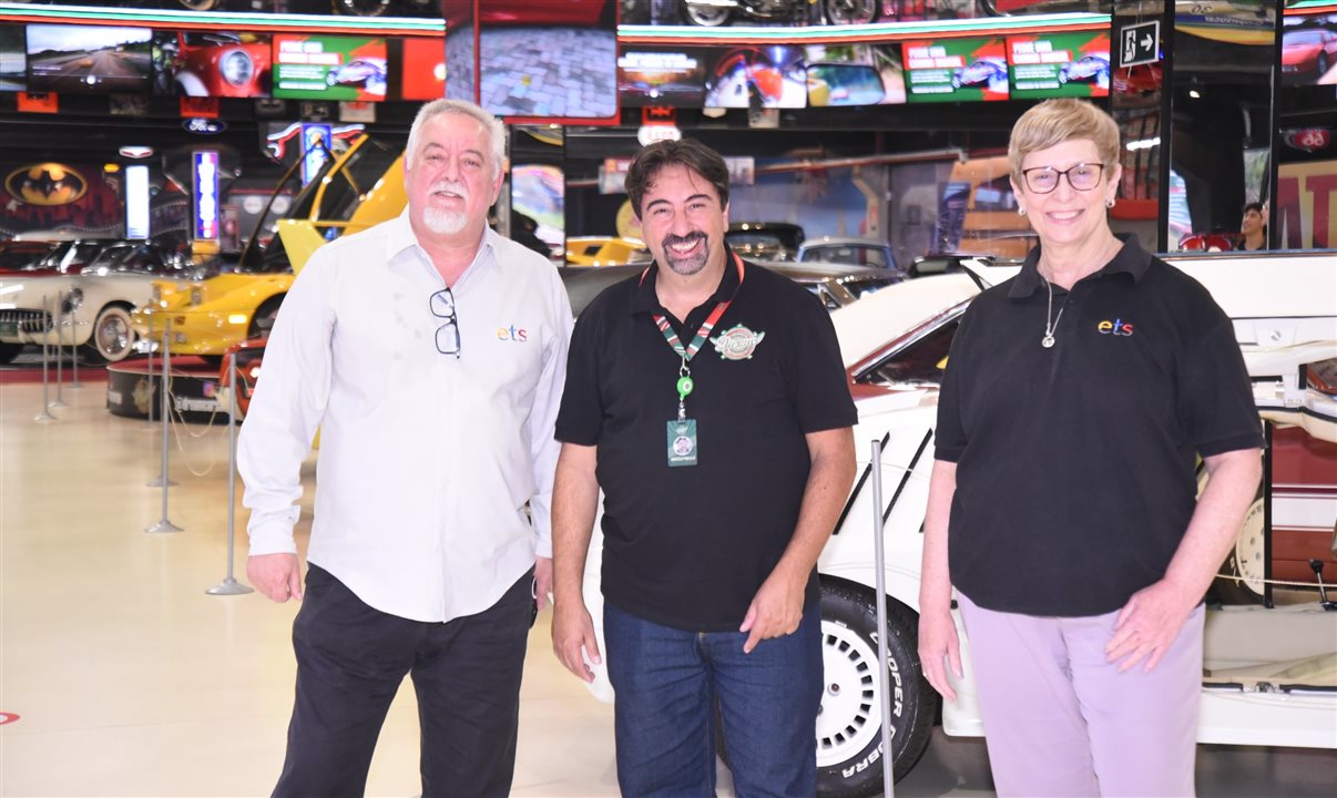 Marcelo Paolillo, da Dream Car, entre Michael Barkoczy e Bárbara Picolo, da ETS