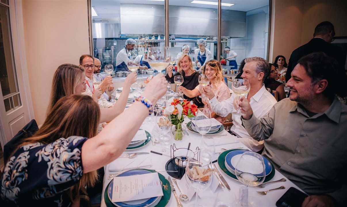 Parceiros e convidados brindam em evento