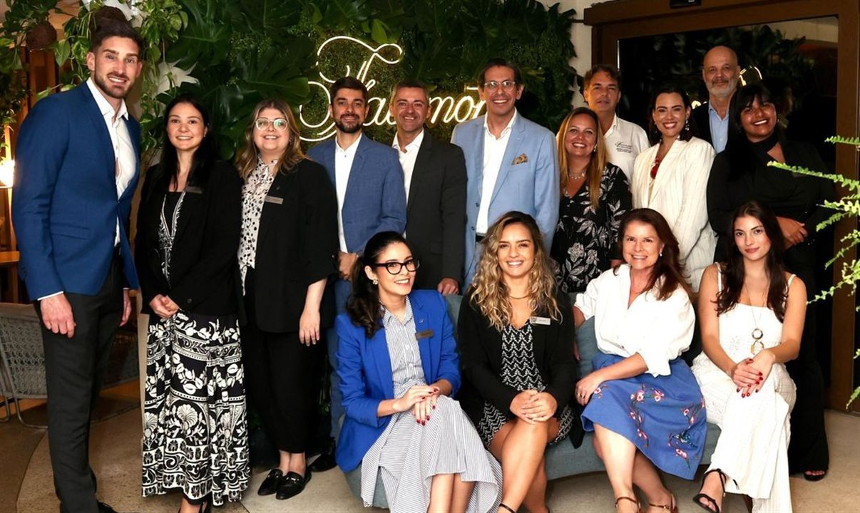 m pé, da esquerda para a direita: Pierre Cassiede, Gabriele Souza, Fernanda Costa, Sérgio Lamounier , Gustavo Baptista, Netto Moreira, Barbara Maia , Jerome Dardillac, Camila Safi, Mauro Torres e Gabrielle Gianizelli. Sentadas, da esquerda para a direita: Beatriz Rijo, Brenda Costa , Patricia Costa e Gabriela Coelho