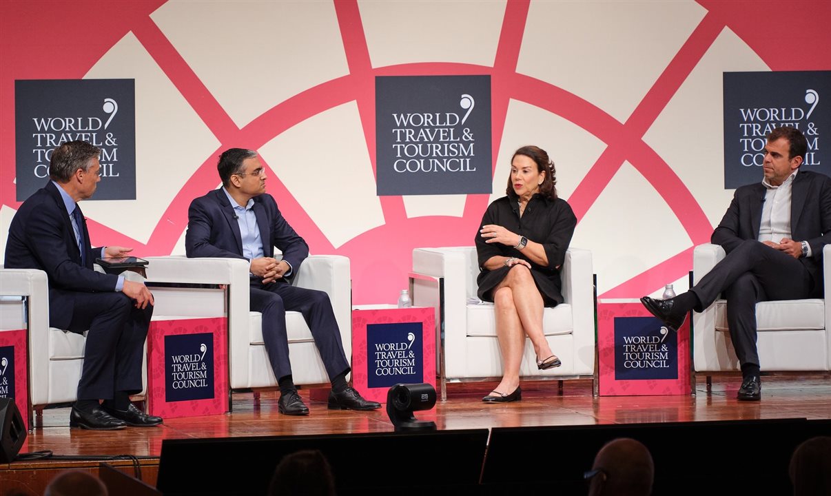 Gourav Bhatnagar, co-fundador da TBO.com, Julie Shainock, diretora executiva global da Microsoft para Viagens, Transporte e Hospitalidade, e Andrea Alori, sócio na Bain & Company, com Guy Johnson, da Bloomberg (à esquerda), mediador do debate