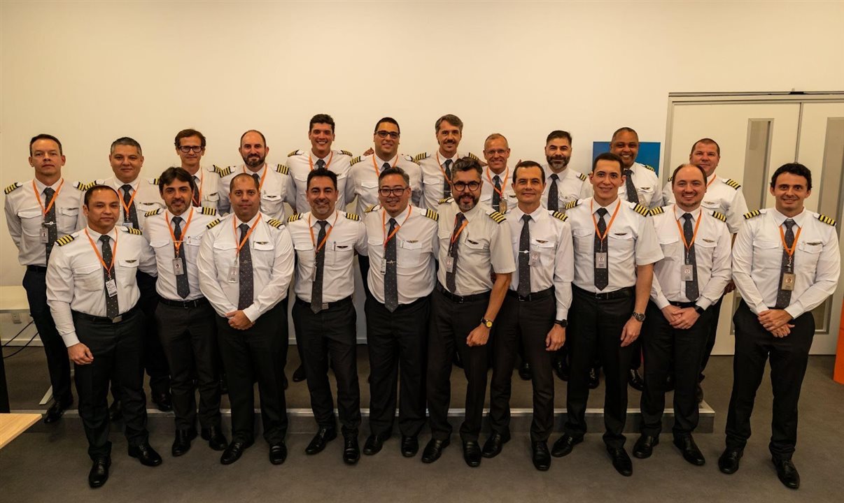 Nova turma de comandantes da Gol se reúne para a primeira cerimônia de elevação de nível do ano, que contou com 29 novos comandantes