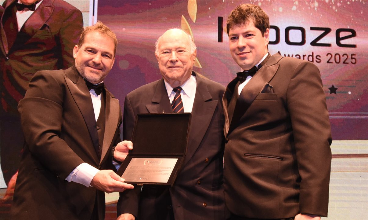 José Guillermo Condomí Alcorta, fundador da PANROTAS, recebe a homenagem de Luiz Fernando Vieira e Paulo Papoy, da Krooze