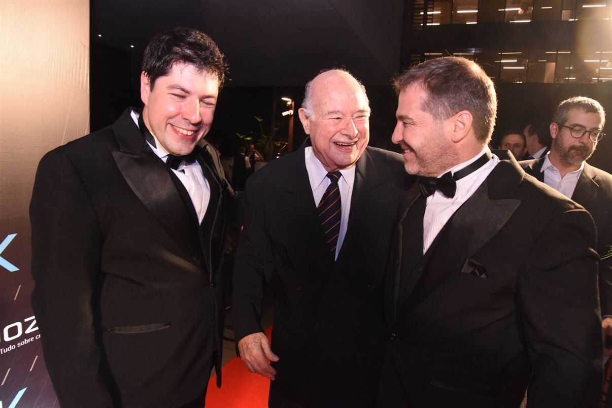 Flávio de Sica, da PANROTAS, entre André Allegri e Luiz Vieira, da Krooze