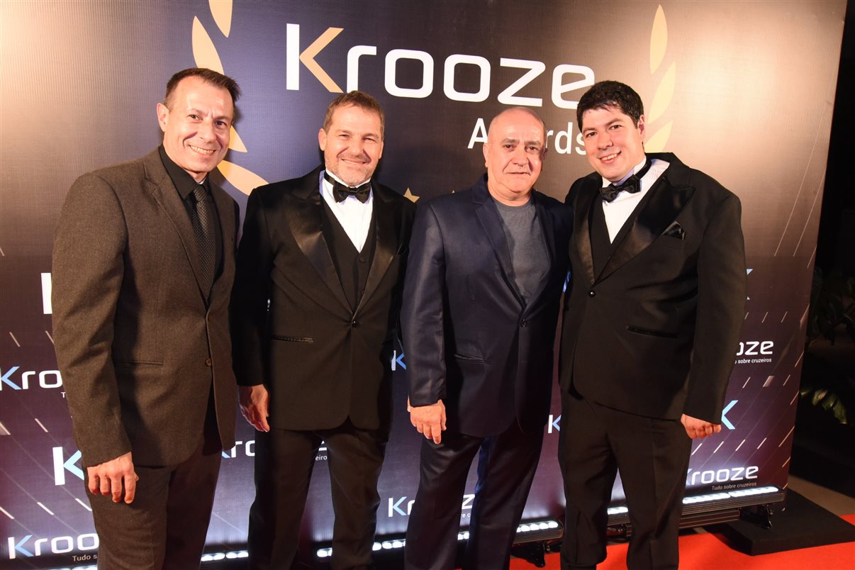 Flávio de Sica, da PANROTAS, entre André Allegri e Luiz Vieira, da Krooze