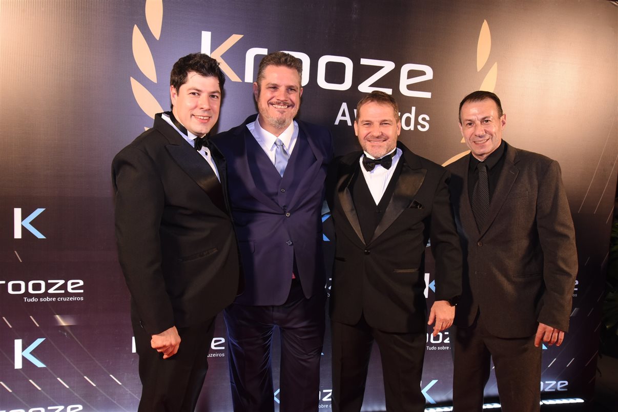 Flávio de Sica, da PANROTAS, entre André Allegri e Luiz Vieira, da Krooze