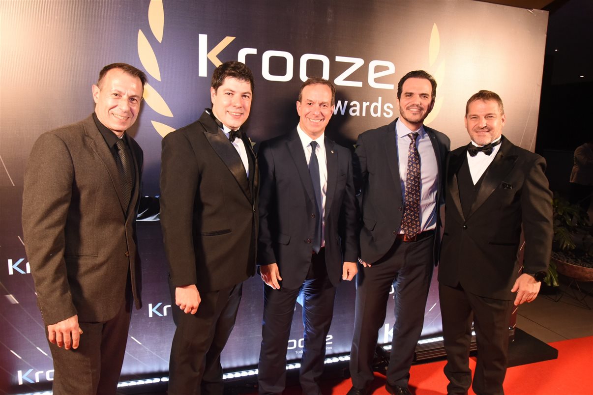 Flávio de Sica, da PANROTAS, entre André Allegri e Luiz Vieira, da Krooze