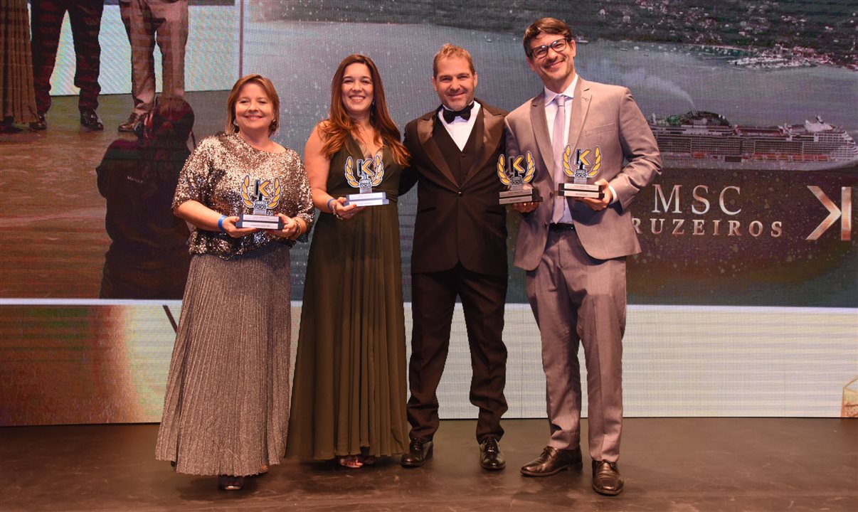 Estela Farina (NCL), Sabrina Moretti (R11/Royal Caribbean) e Ignacio Palacios (MSC Cruzeiros) receberam os prêmios de Luiz Vieira, da Krooze, na categoria cruzeiros contemporâneos