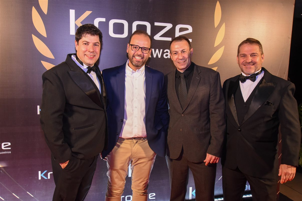Flávio de Sica, da PANROTAS, entre André Allegri e Luiz Vieira, da Krooze