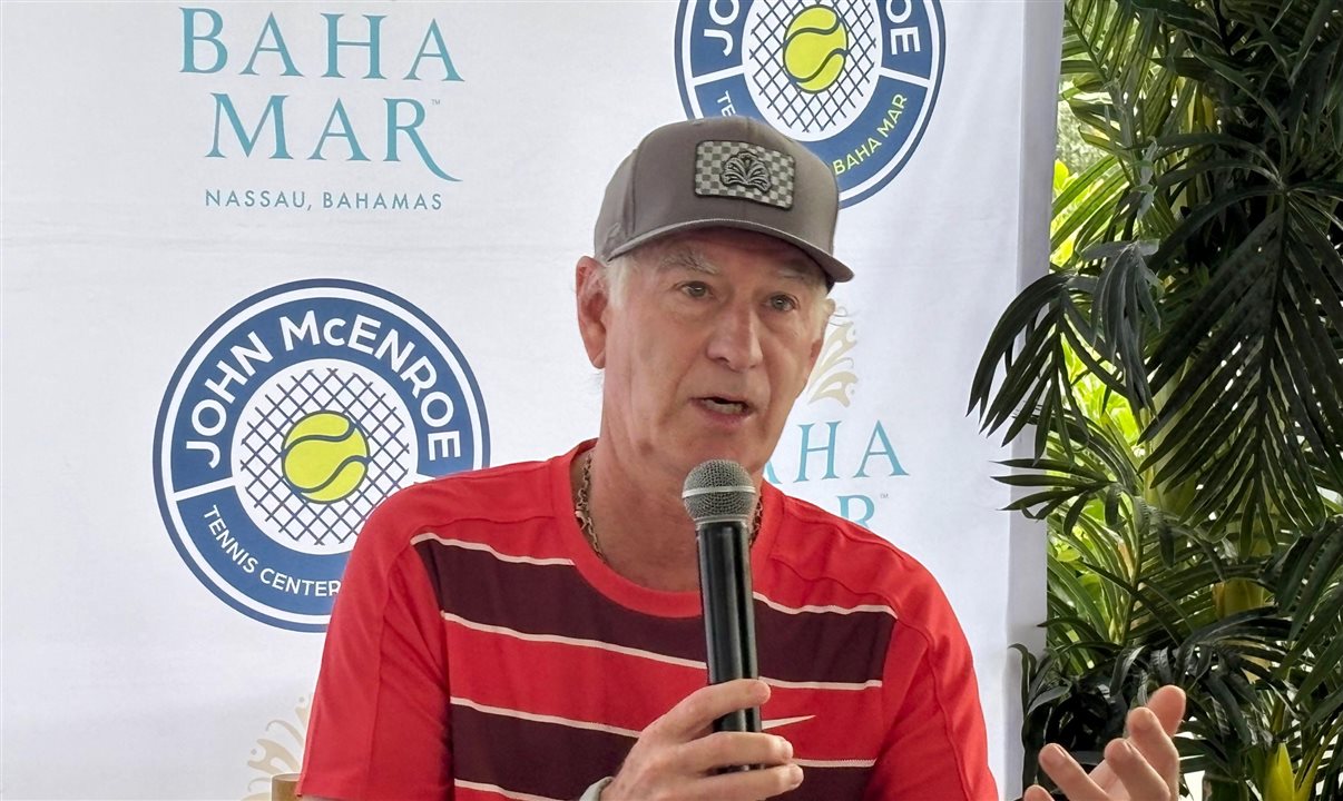 Tenista John McEnroe falou com a imprensa neste dia de ILTM North America