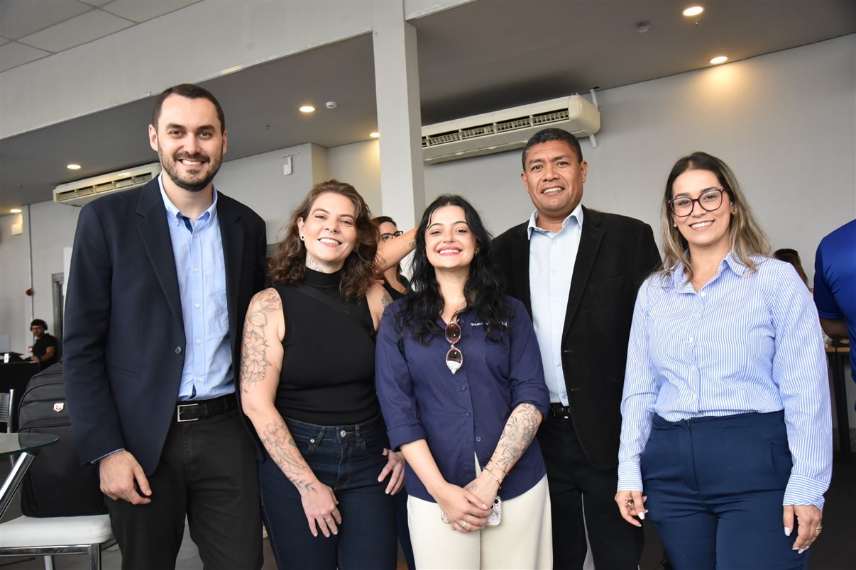 Artur Fernando, da Support Rental, Pablo Torres e Mariana Spalding, do Grupo Wish, Leonardo Feques, da Support Renntal, e João Pedro Pipa, do Prodigy Santos Dumont