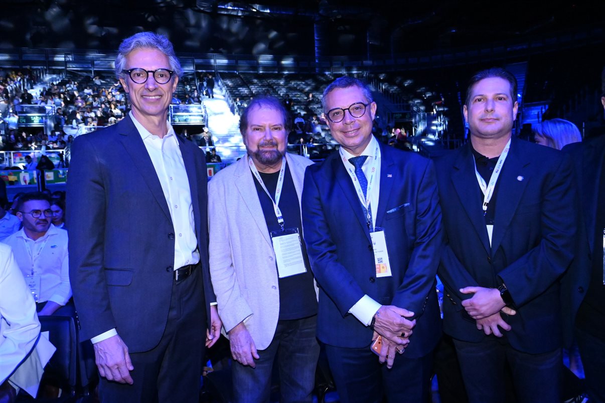 Guilherme Paulus, do Castelo Saint Andrews, Rodrigo Swinka, do Instituto Municipal de Turismo de Curitiba, Fabio Godinho e Emerson Belan, da CVC Corp