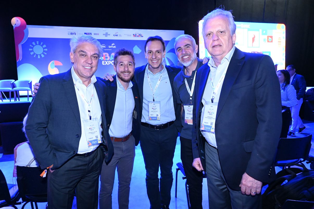 Guilherme Paulus, do Castelo Saint Andrews, Rodrigo Swinka, do Instituto Municipal de Turismo de Curitiba, Fabio Godinho e Emerson Belan, da CVC Corp