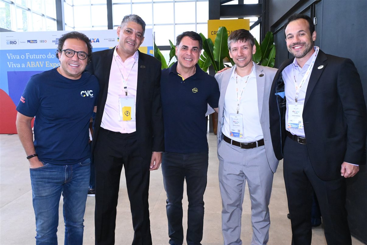 Guilherme Paulus, do Castelo Saint Andrews, Rodrigo Swinka, do Instituto Municipal de Turismo de Curitiba, Fabio Godinho e Emerson Belan, da CVC Corp