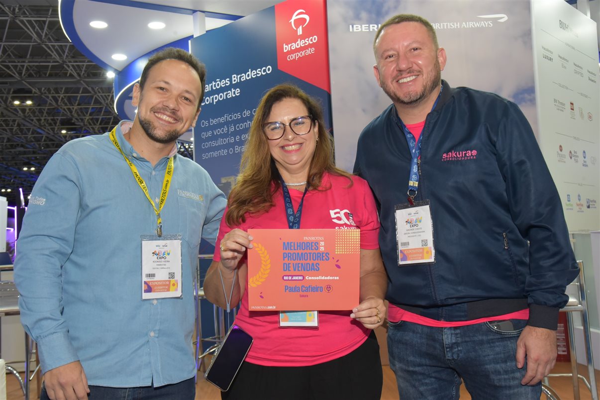 Rodrigo Vieira, da PANROTAS, com Paula Cafieiro e Wagner Chaves, da Sakura