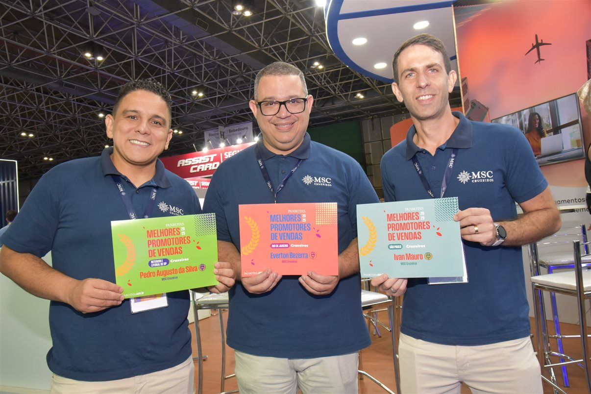 Rodrigo Vieira, da PANROTAS, com Paula Cafieiro e Wagner Chaves, da Sakura