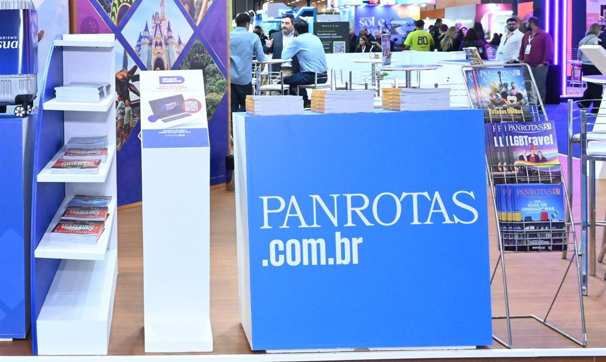 O totem instalado ao lado do ponto de distribuição das revistas impressas, junto ao adesivo no corredor principal da feira, despertou a curiosidade dos visitantes durante a feira